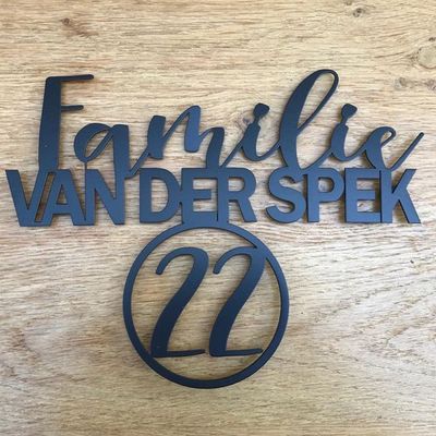 Zwart naambord met familienaam en huisnummer in cirkel