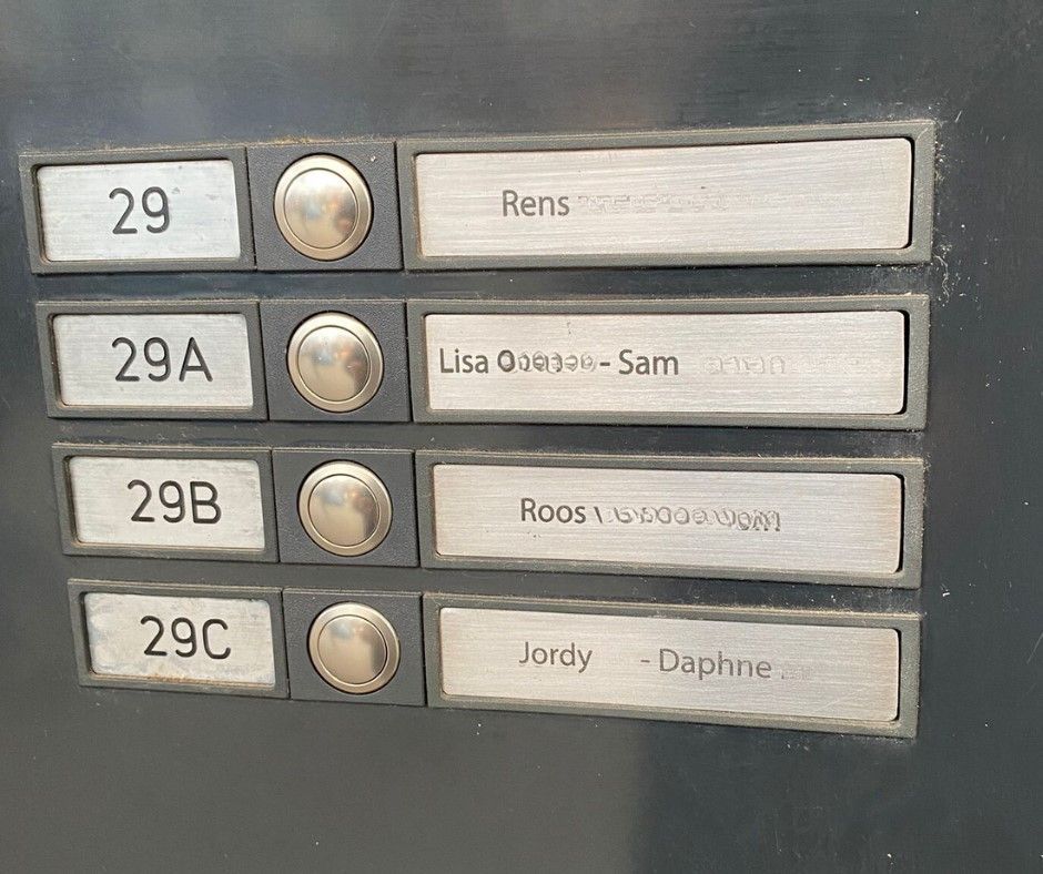 Gegraveerd RVS appartement naambord met nummer Gegraveerd RVS appartement naambord met nummer