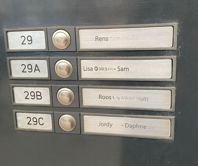 Gegraveerd RVS appartement naambord met nummer Gegraveerd RVS appartement naambord met nummer