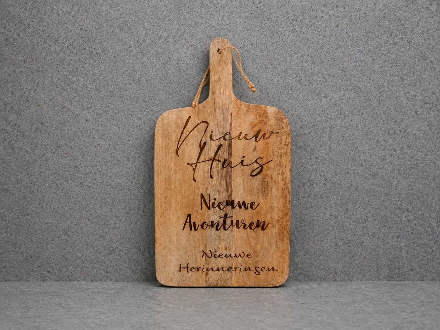 Houten borrelplank als cadeau voor een nieuwe woning