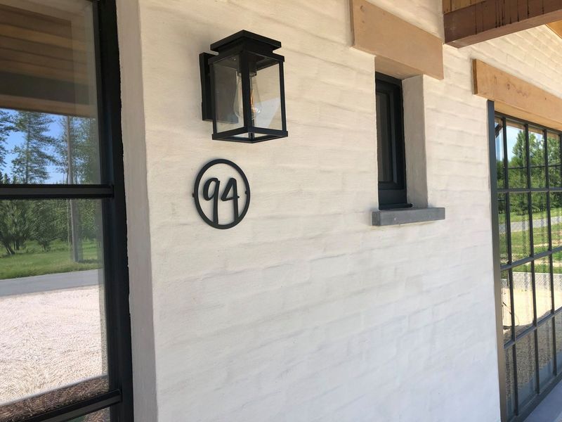 Zwart rvs huisnummer voor buiten rond ontwerp Zwart rvs huisnummer voor buiten rond ontwerp