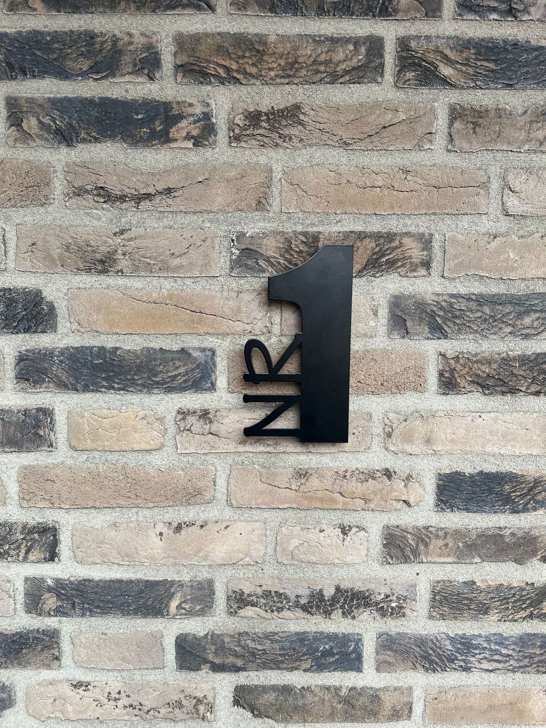 Zwart RVS huisnummer met NR-tekst, modern en strak ontwerp Zwart RVS huisnummer met NR-tekst, modern en strak ontwerp