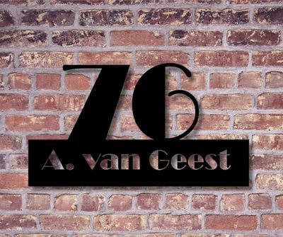 Zwart huisnummerbord met naam van rvs zwart gevelbord met groot huisnummer en naam