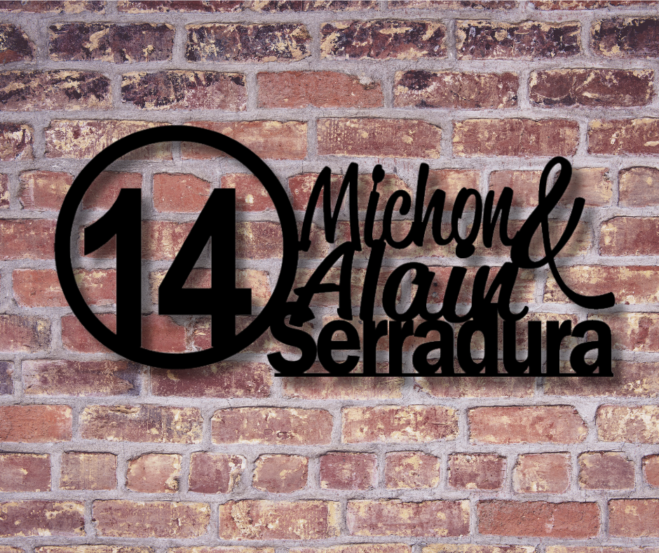 Zwart naambord met namen en huisnummer, stijlvol familiebord