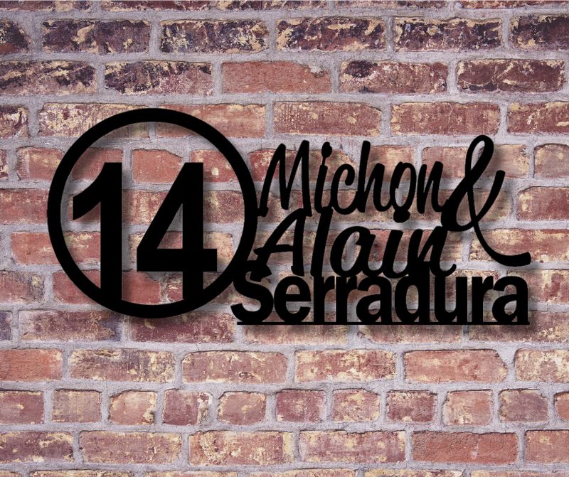 Zwart naambord met namen en huisnummer, stijlvol familiebord Zwart naambord met namen en huisnummer, stijlvol familiebord