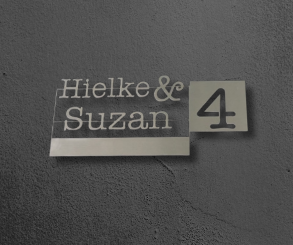 rvs naambord met voornamen en huisnummer rvs naambord met voornamen en huisnummer op grijze gevel