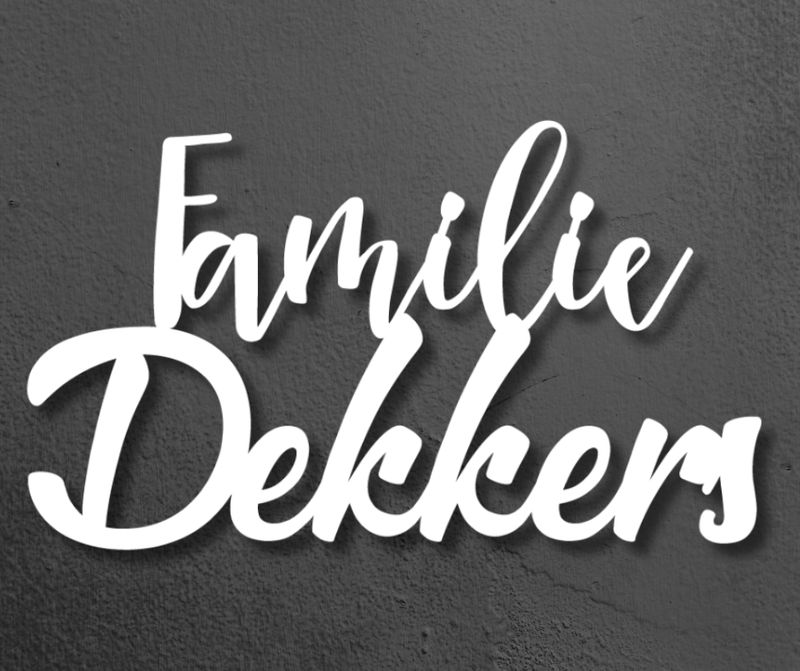 Wit kunststof naambord met familienaam, sierlijk en strak ontwerp