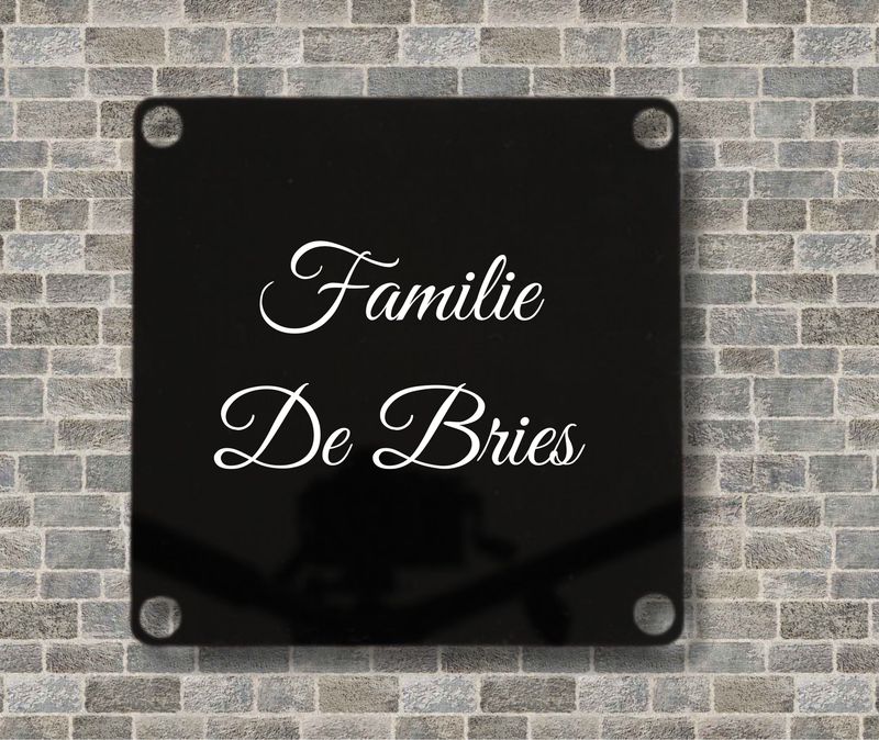 Zwart kunststof naambord met familienaam, elegant en klassiek ontwerp