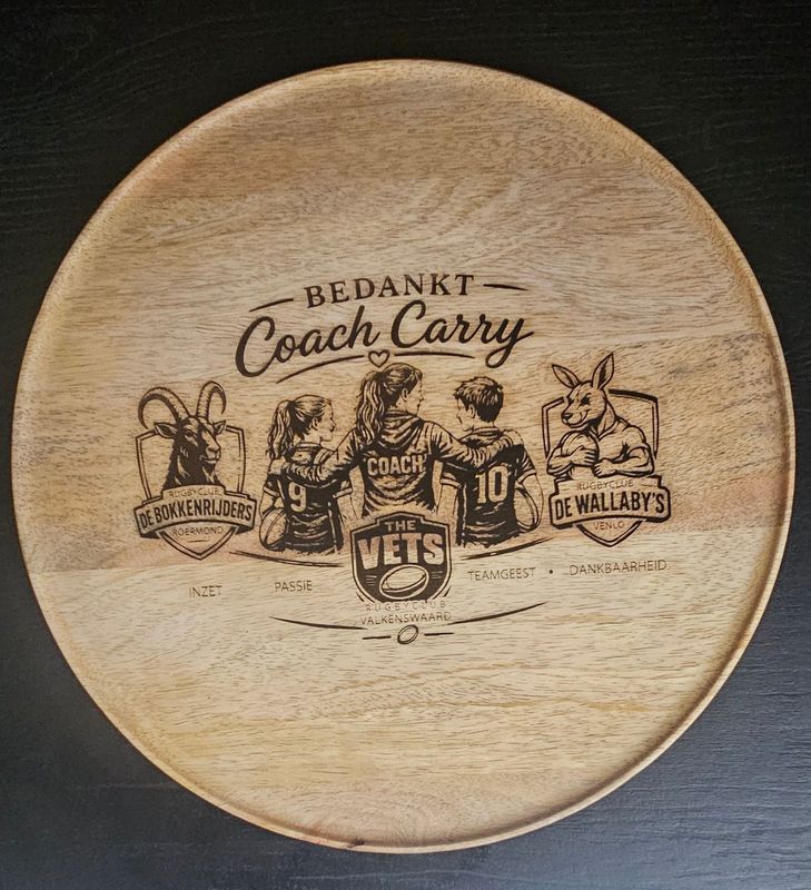 Ronde houten borrelplank met persoonlijke gravering als bedankcadeau voor coach of trainer, cadeau coach, bedankt