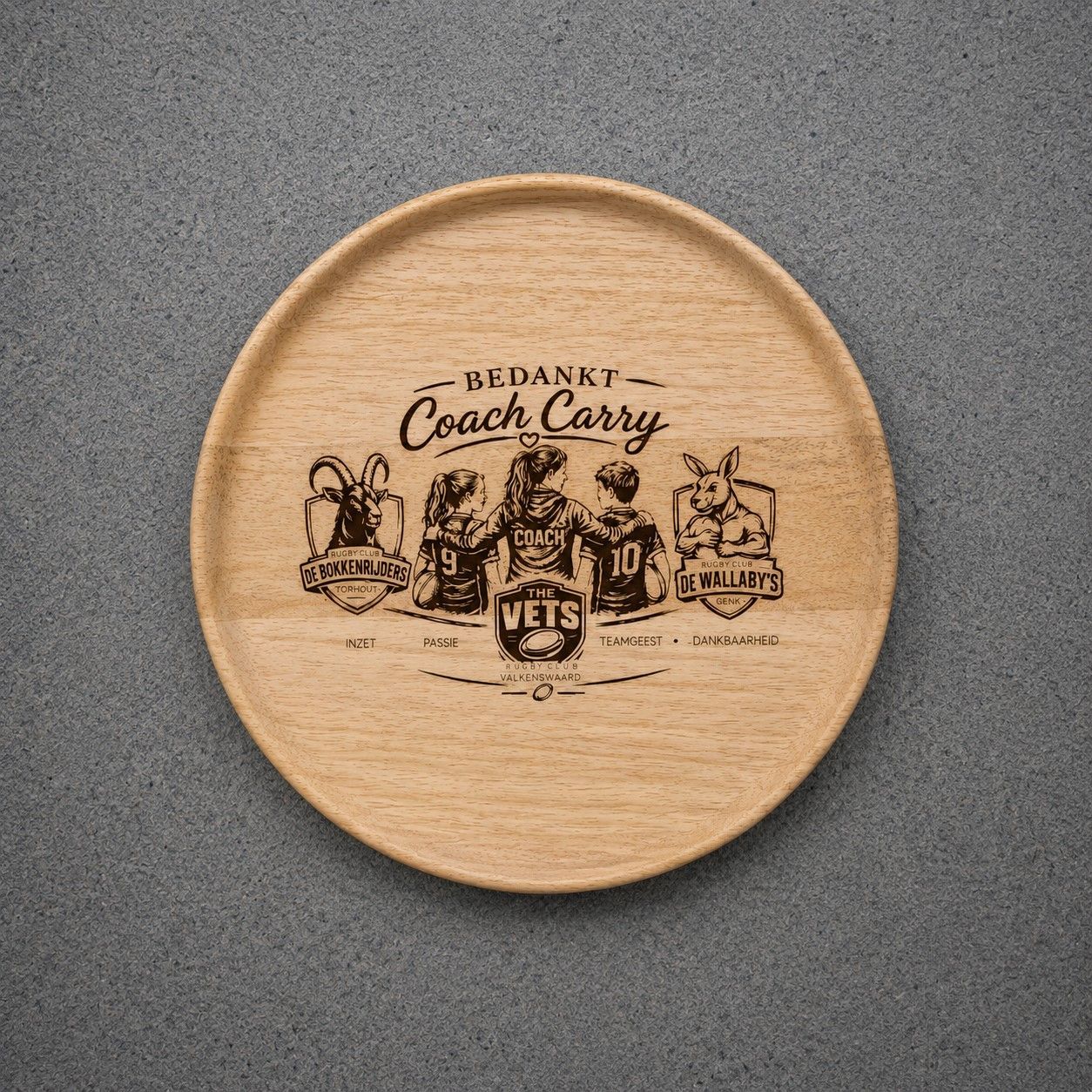 Ronde houten borrelplank voor coach met persoonlijke gravering
