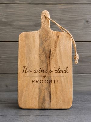Houten borrelplank met gravering It's Wine O'Clock Proost cadeau voor wijnliefhebber