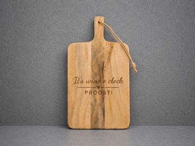 Houten borrelplank voor wijnliefhebbers met gravure It's Wine O'Clock