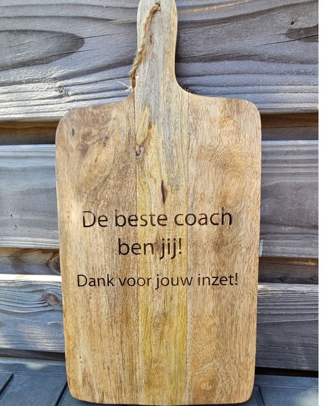 Houten borrelplank met gravering De beste coach ben jij als bedankcadeau voor coach of trainer.
