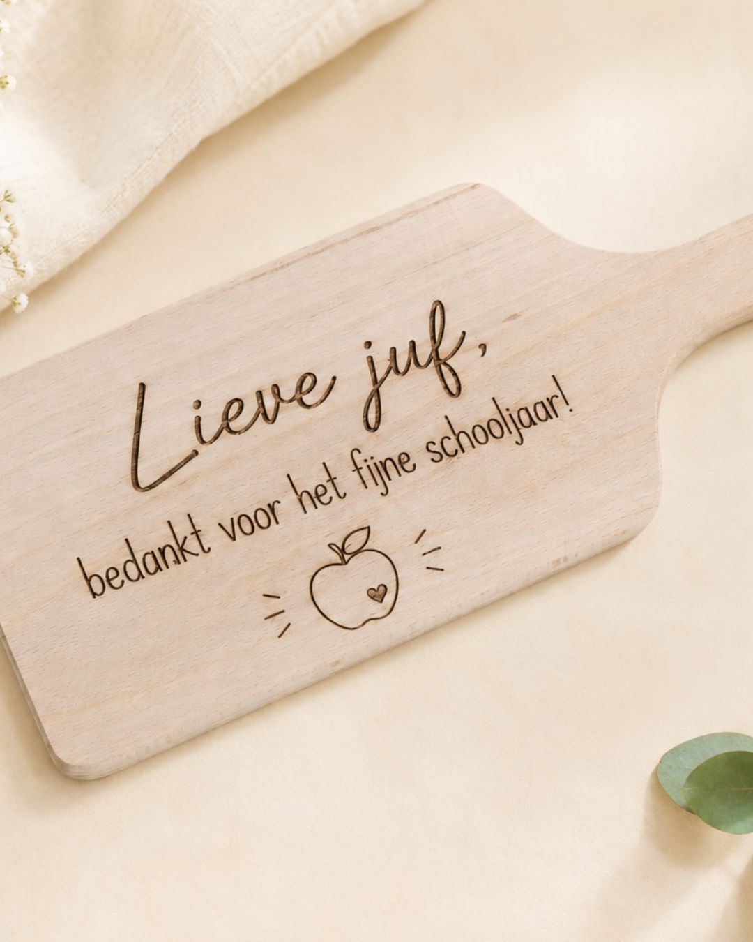 Borrelplank juf Houten borrelplank met tekst Lieve juf bedankt voor het fijne schooljaar als bedankcadeau voor de juf.
cadeau juf, bedankje