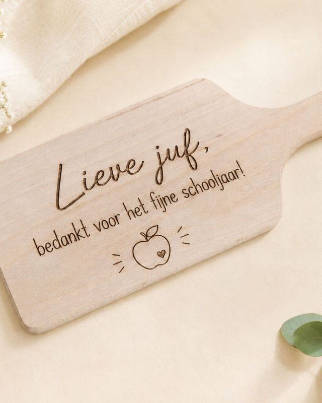 Houten borrelplank met tekst Lieve juf bedankt voor het fijne schooljaar als bedankcadeau voor de juf.
cadeau juf, bedankje 