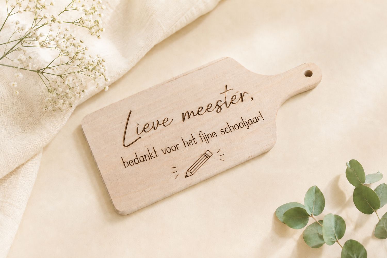 Houten borrelplank met tekst Lieve meester bedankt voor het fijne schooljaar als bedankcadeau voor de meester, 