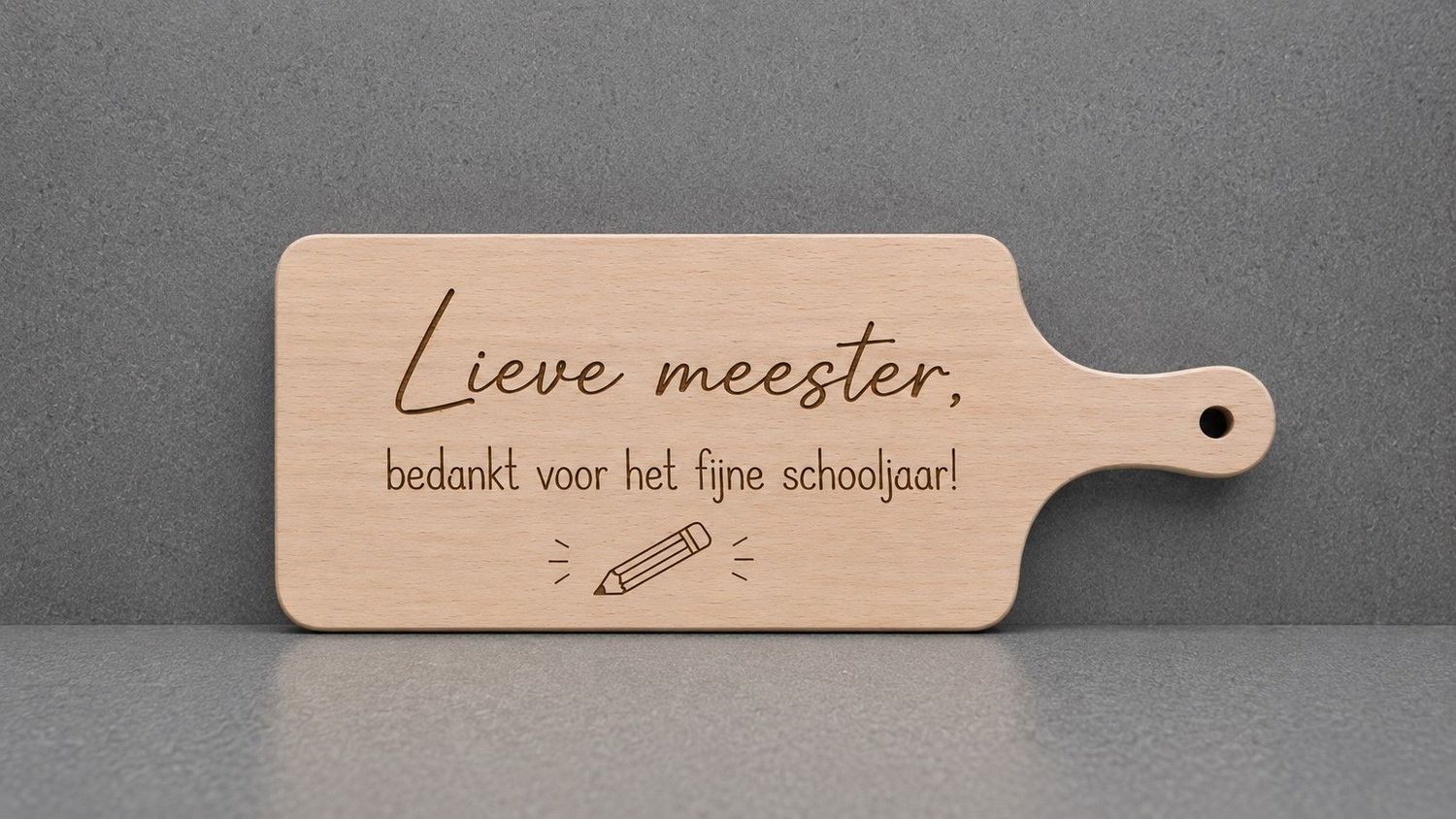 Houten borrelplank voor de meester met gegraveerde bedanktekst