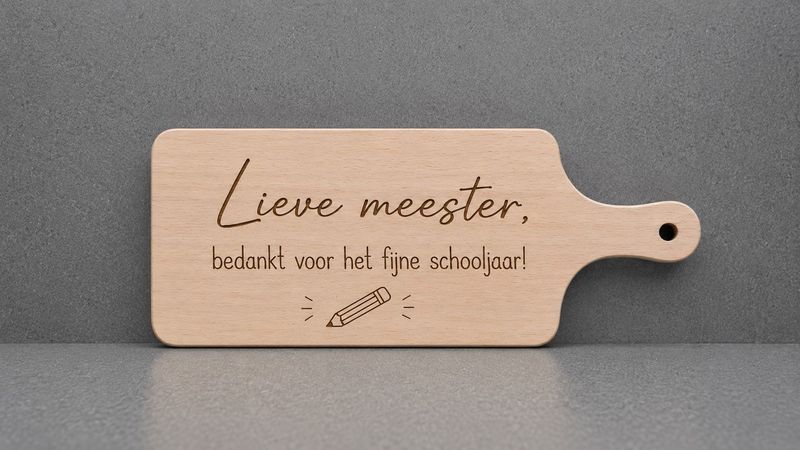Houten borrelplank voor de meester met gegraveerde bedanktekst