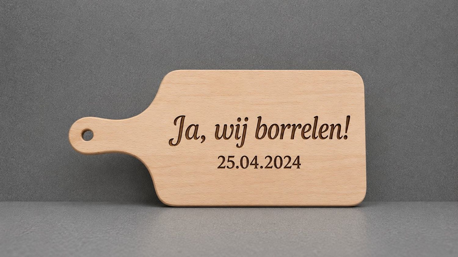 Houten borrelplank als huwelijkscadeau met gegraveerde trouwdatum