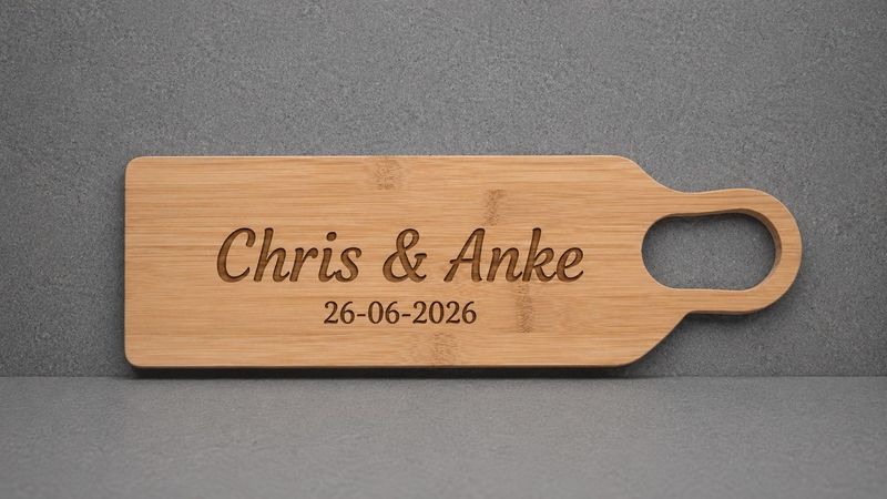 Gepersonaliseerde houten borrelplank met naam en datum