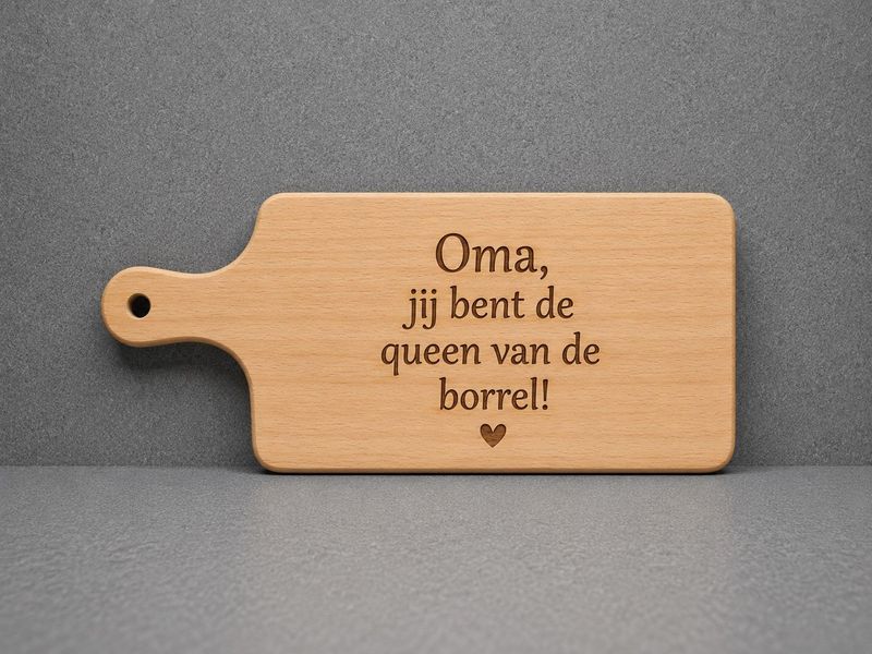 Houten borrelplank voor oma met gravering Queen van de Borrel