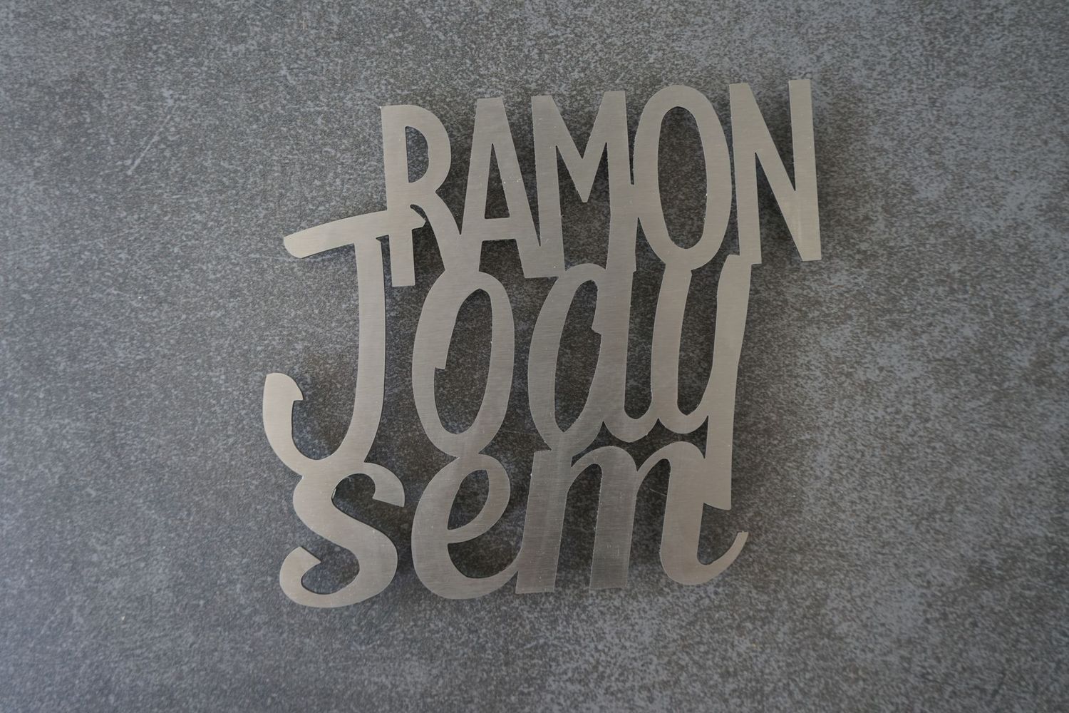 Nieuw jaar, nieuwe voordeur: waarom een RVS naambord het verschil maakt Nieuw jaar, nieuwe voordeur: waarom een RVS naambord het verschil maakt