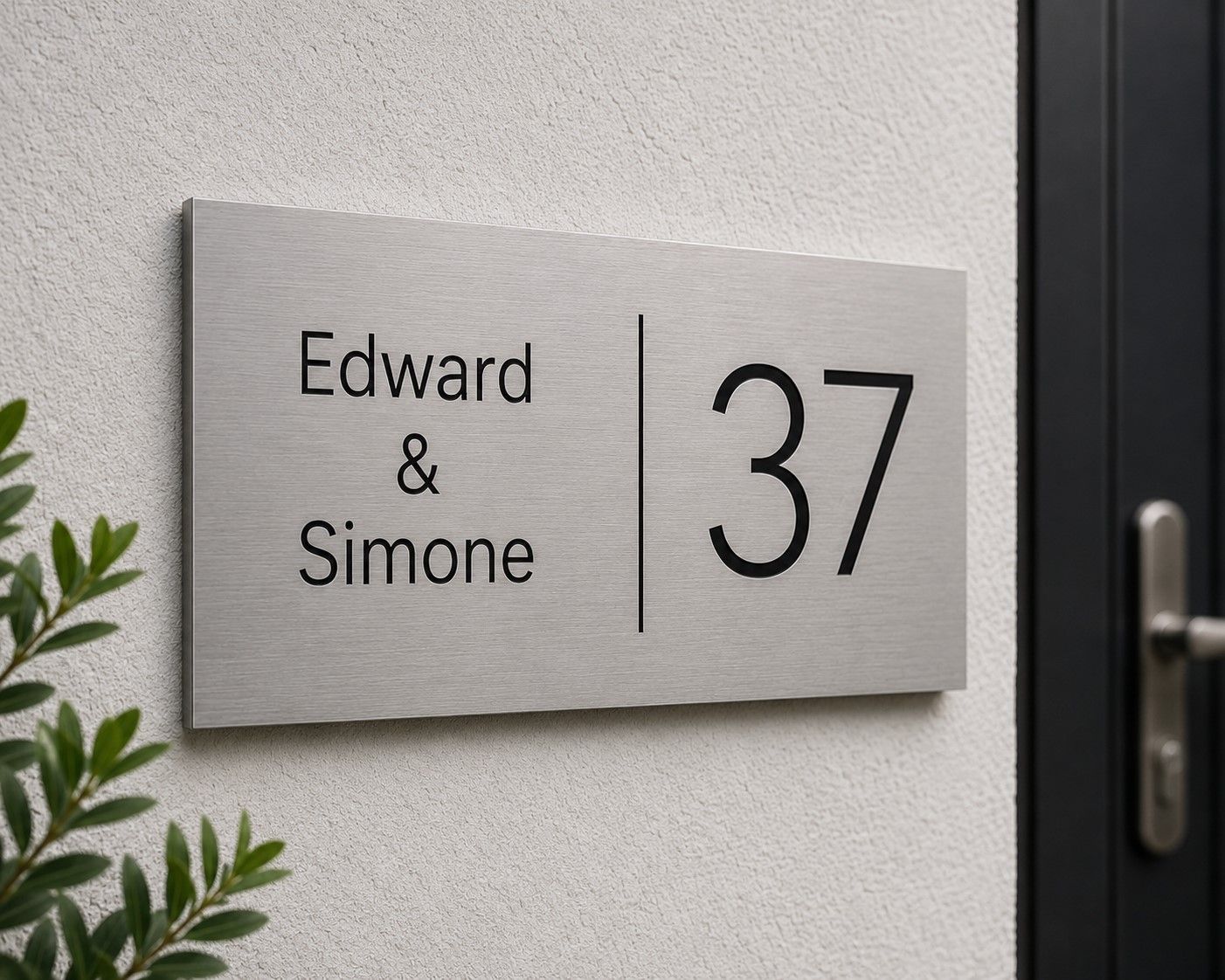 RVS naambord 28 x 20 cm RVS naambord met Edward en Simone onder elkaar en groot huisnummer op lichte muur