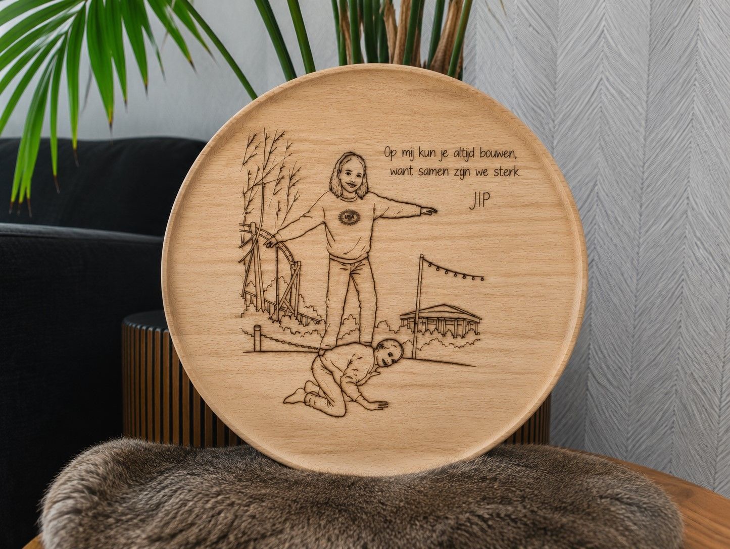 Gepersonaliseerde houten borrelplank met gegraveerde lijntekening en persoonlijke tekst