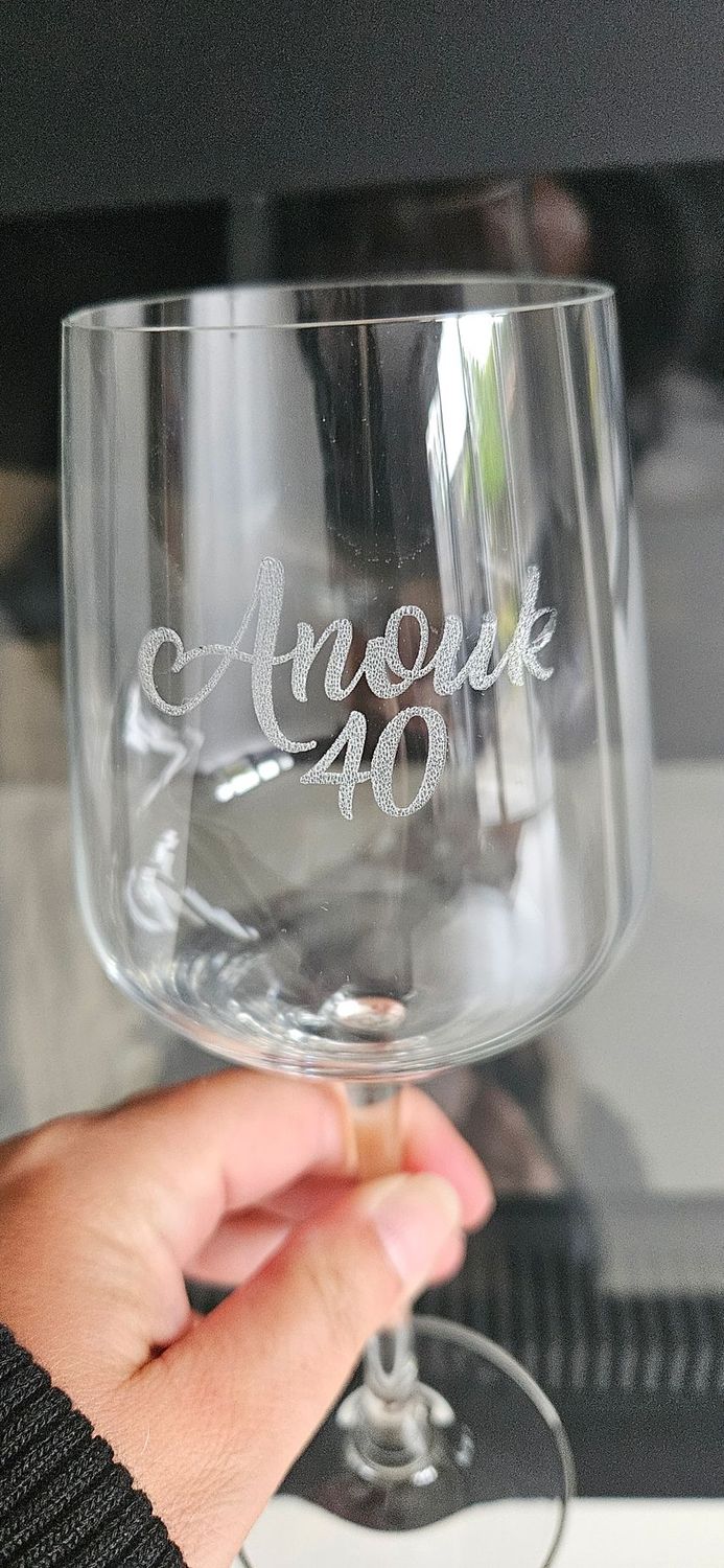 Gegraveerd wijnglas met naam Anouk en leeftijd 40 als persoonlijk verjaardagscadeau