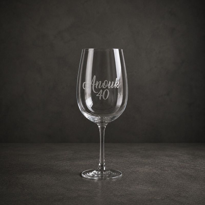 Gegraveerd wijnglas met naam en leeftijd Gegraveerd wijnglas met naam en leeftijd