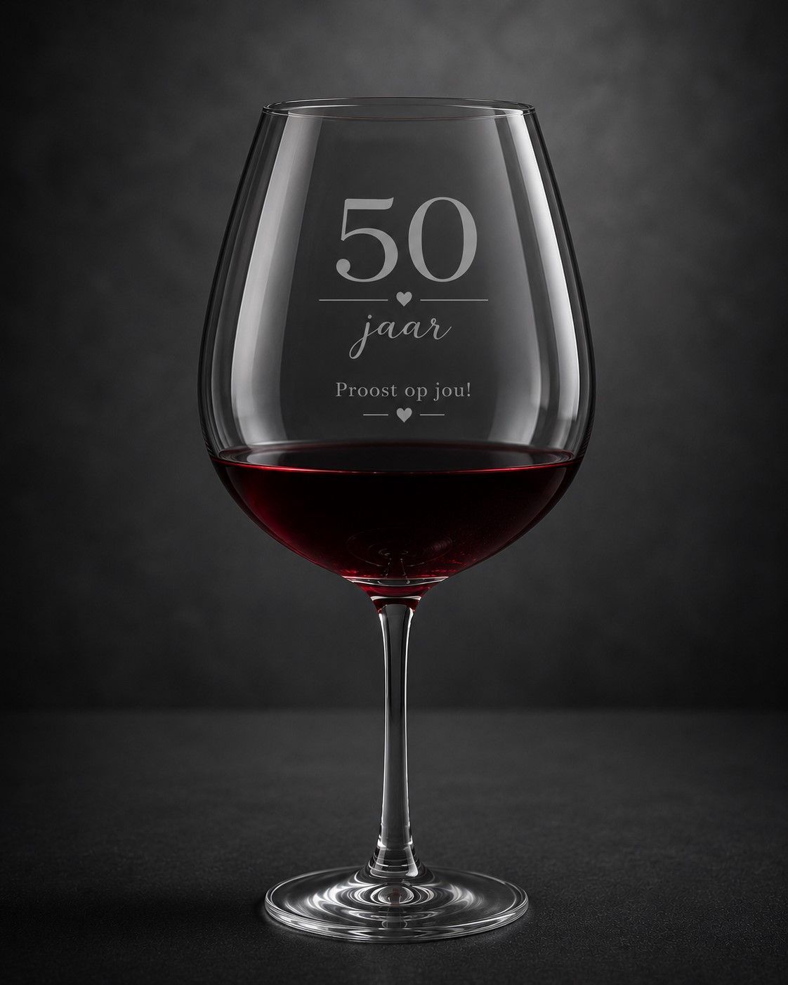 Gegraveerd wijnglas 50 jaar | Proost op jou! Gegraveerd wijnglas 50 jaar met de tekst Proost op jou als verjaardagscadeau
