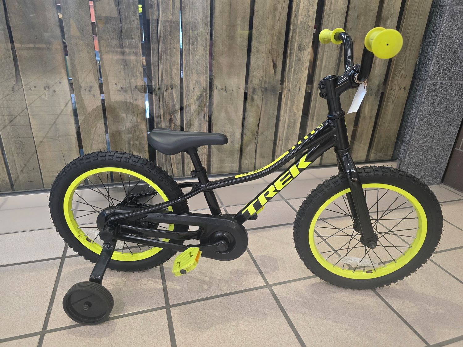 Trek Precaliber Black/Neon Yellow (16")