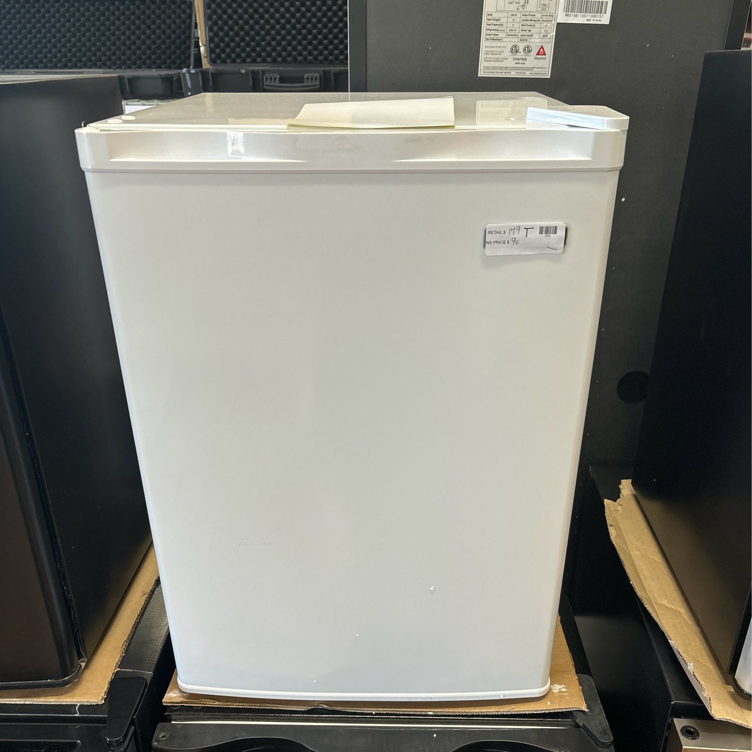 Magic Chef 2.6 cu. ft. Mini Fridge in White without Freezer HMAR265WE