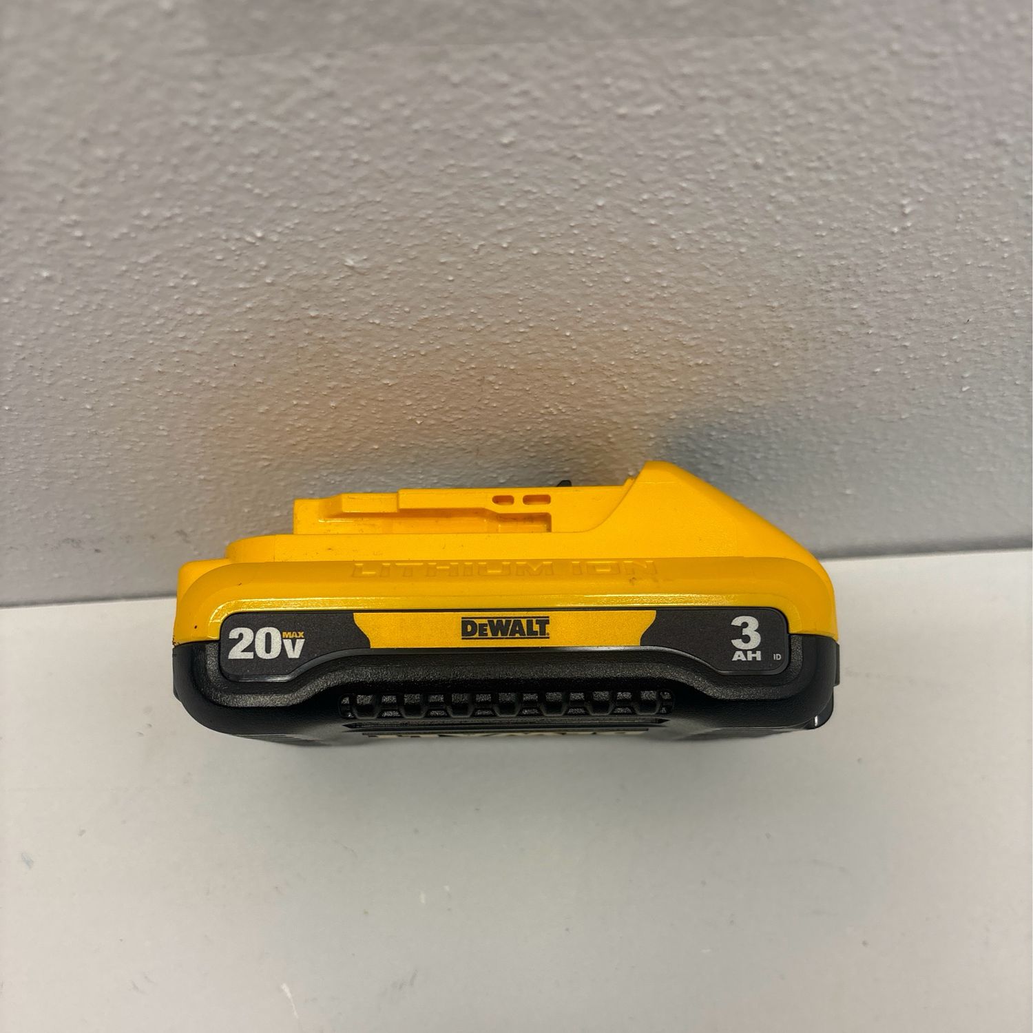 Dewalt 20V MAX Compact Lithium-Ion 3.0Ah Battery Pack DCB230