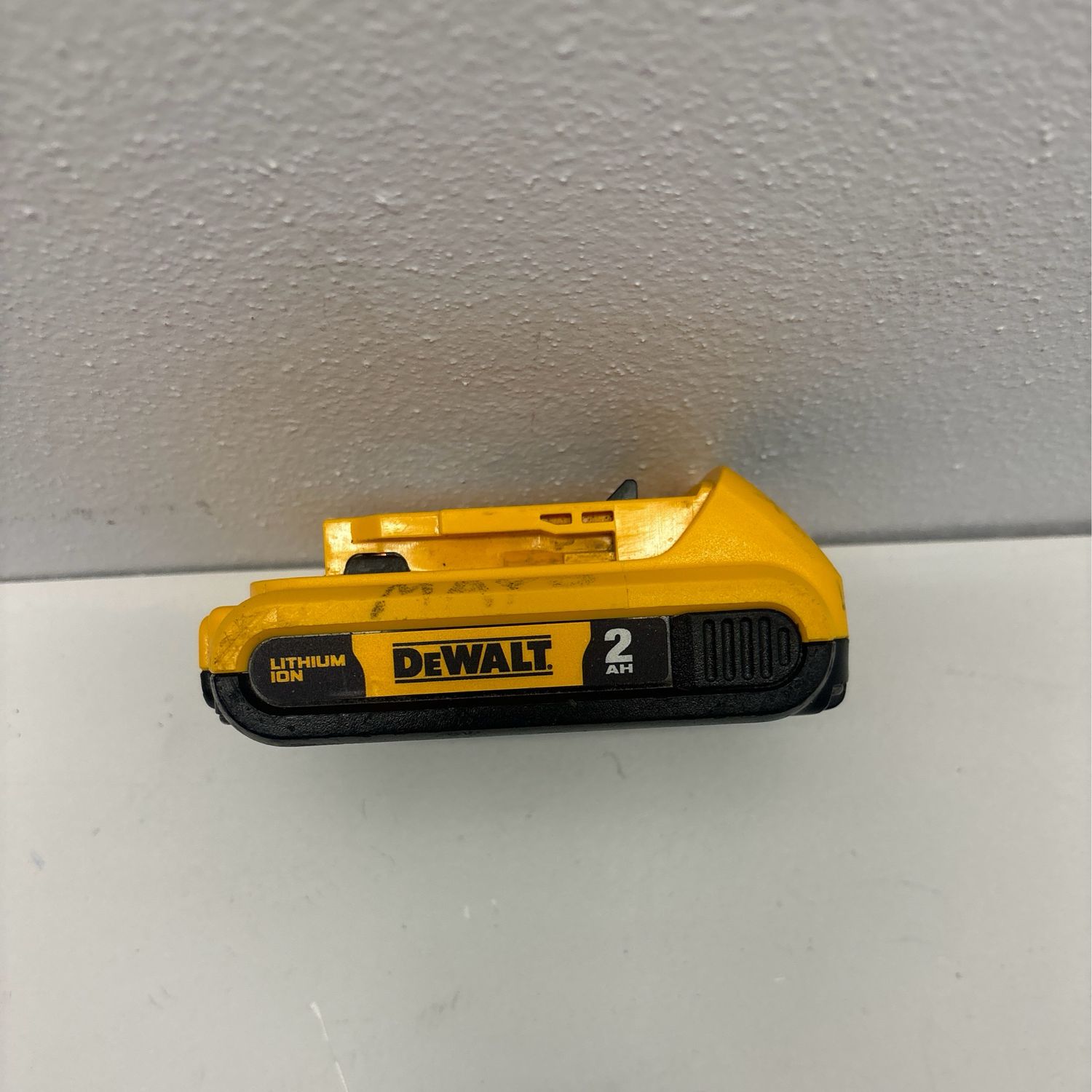Dewalt 20V MAX Compact Lithium-Ion 2.0Ah Battery Pack DCB203