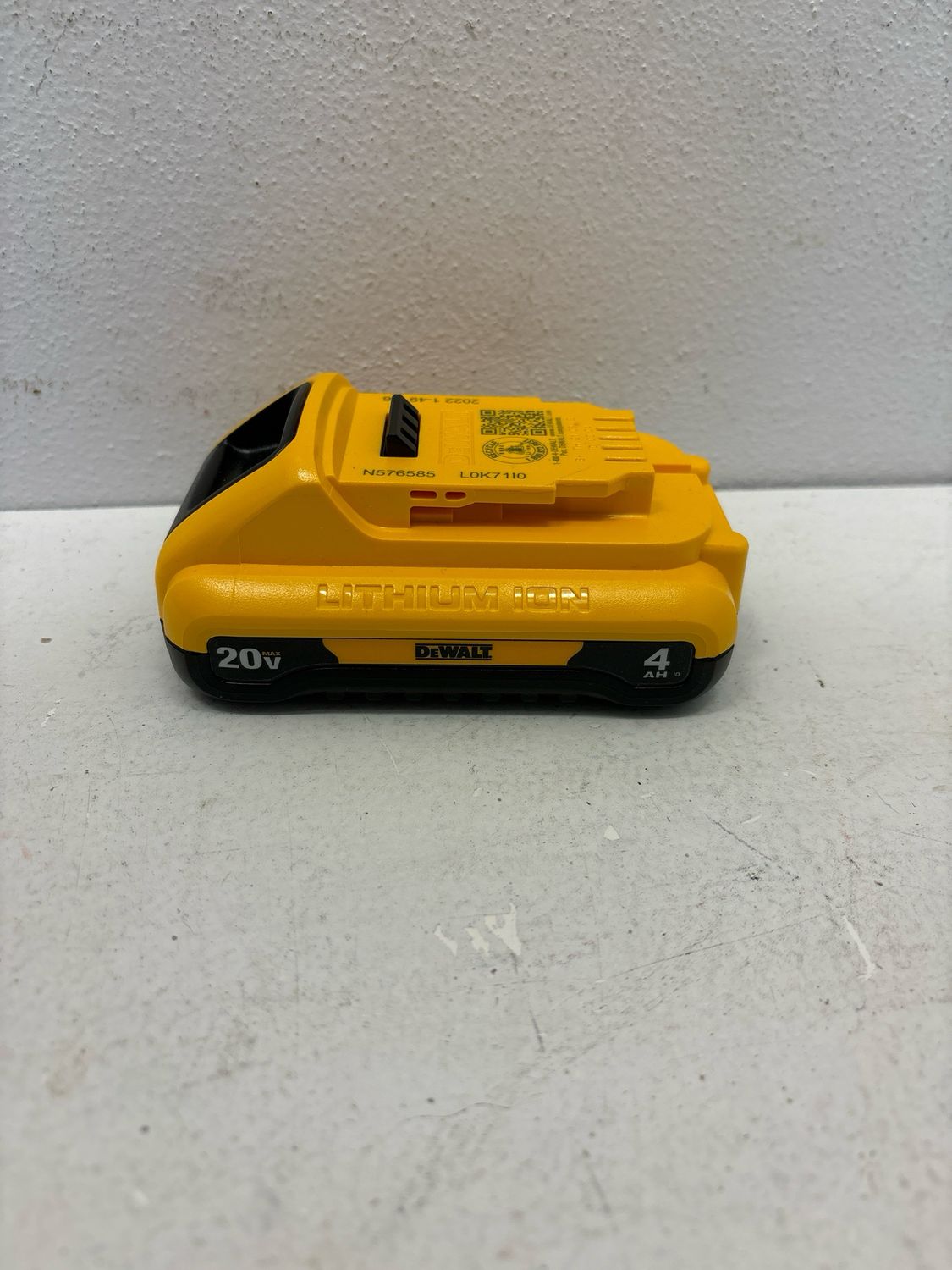 Dewalt 20V MAX Compact Lithium-Ion 4.0Ah Battery Pack DCB240 .