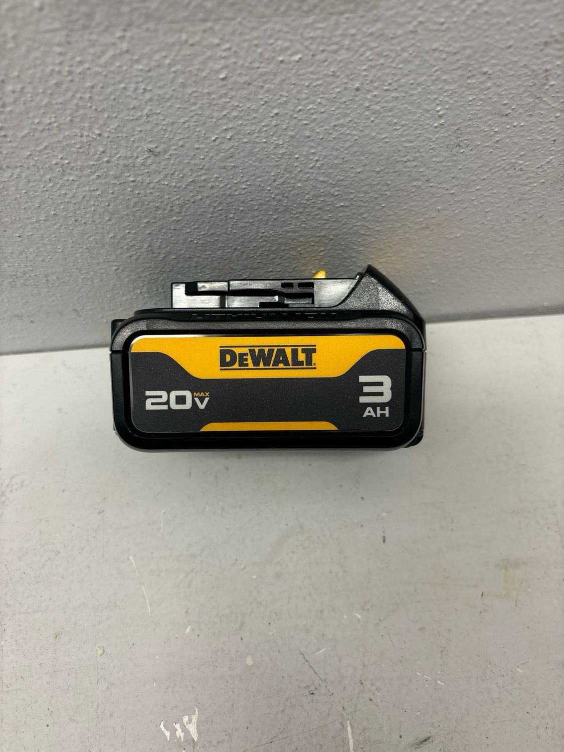 Dewalt 20V MAX Premium Lithium-Ion 3.0Ah Battery Pack DCB200 .