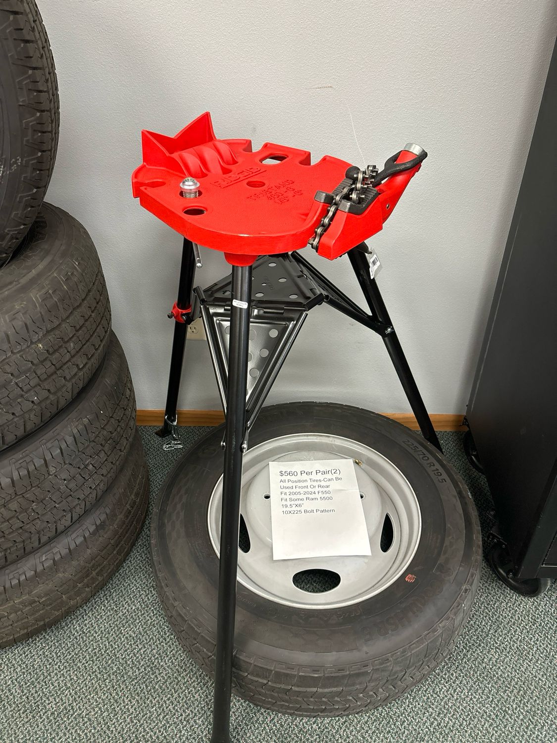 RIDGID 1/8 in. to 6 in. Pipe Capacity, Portable TriStand Chain Vise with Integral Folding Legs, &amp; Tool Tray Model 460-6
