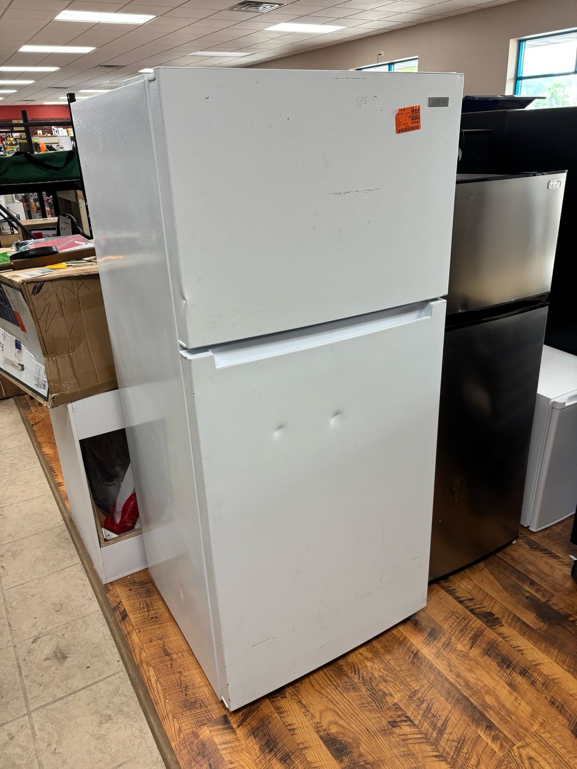 Vissani 18 cu. ft. Top Freezer Refrigerator DOE in White MDTF18WHR USED