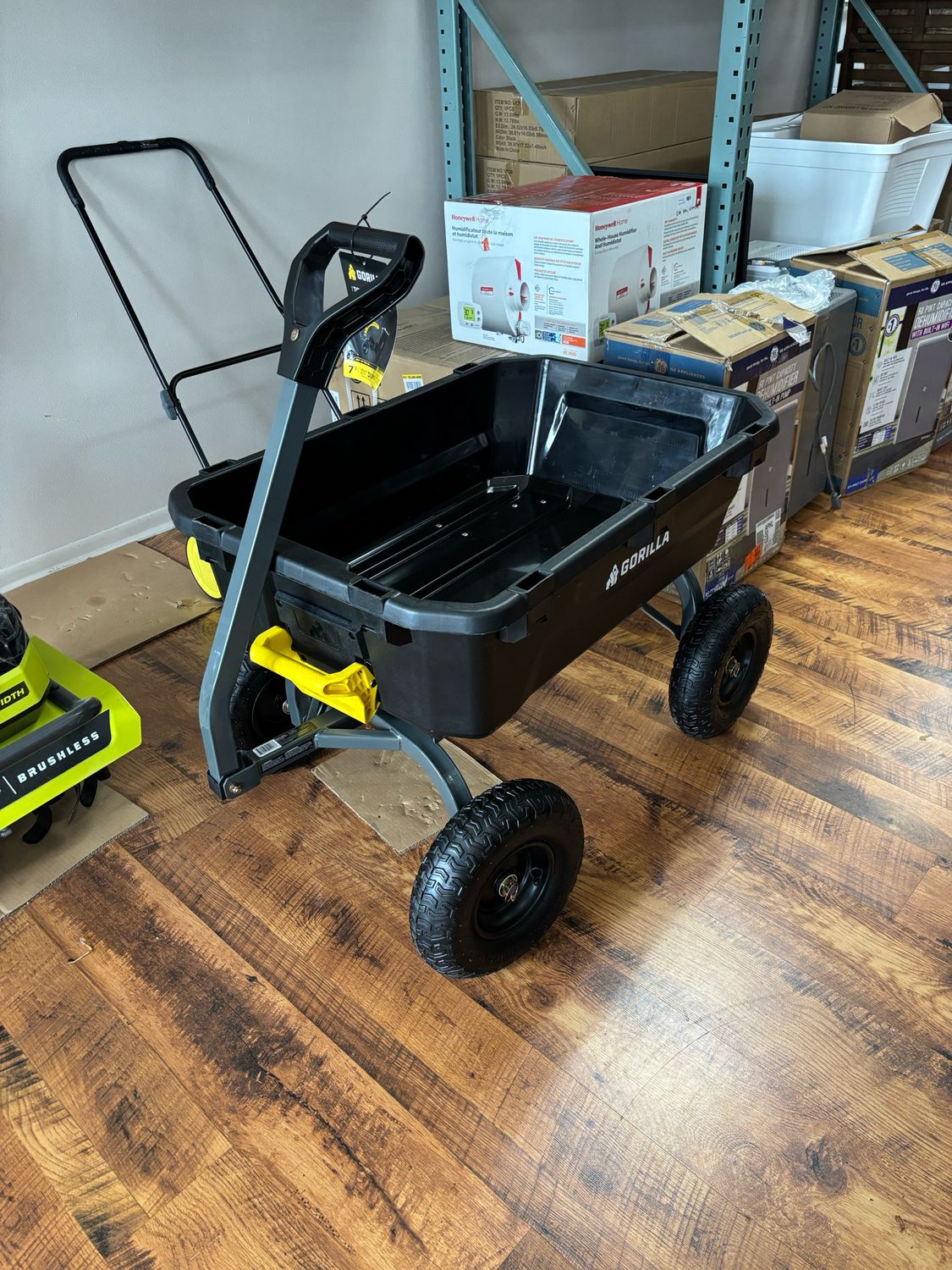 GORILLA CARTS 7 cu. ft. (40 in. x 27 in. x 11 in.), Patented Poly Bed Dumping Garden Cart, 1200 lbs. Capacity, Pull/Tow Handle Design GCG-7