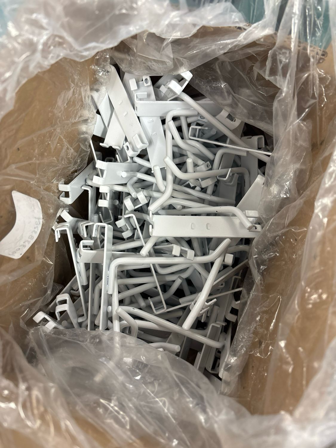 Econoco 4 in. White Hook for Gridwall (Pack of 96) WTE?H4