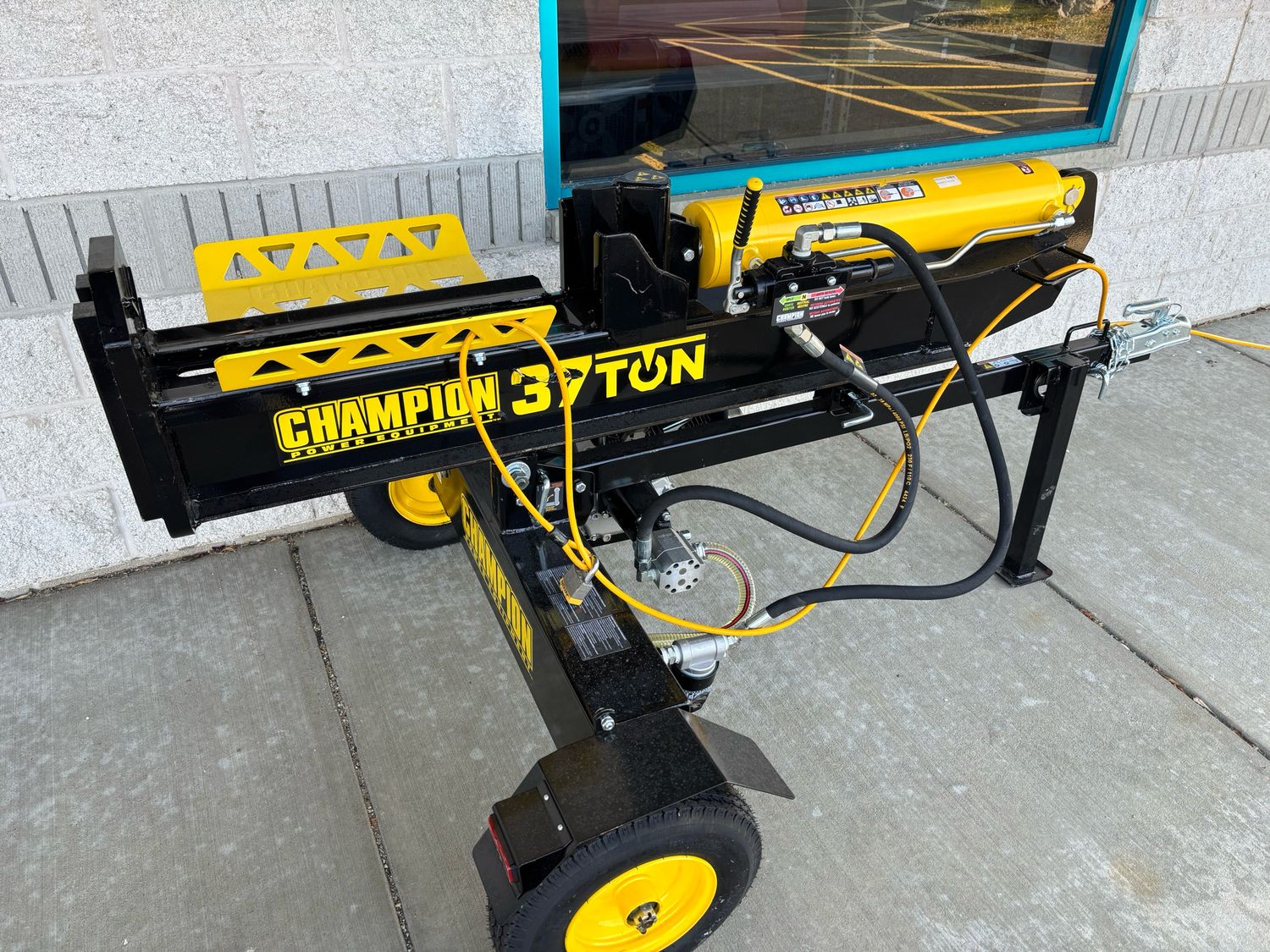 Champion Power Equipment 37 Ton 338 cc Gas Powered Full Beam Log Splitter w/ Vertical/Horizontal Operation and Auto Return with Hydraulic Oil 201519