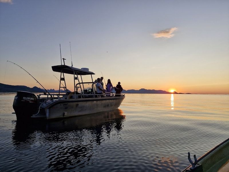 Deep-sea fishing in spectacular Arctic surroundings!