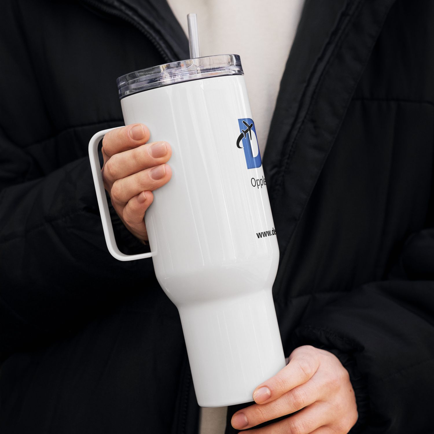 Travel mug with a handle