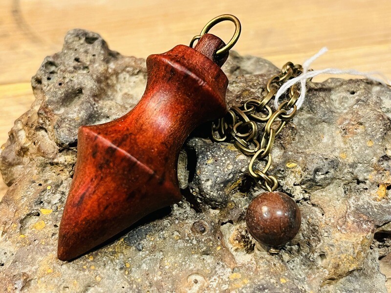 Pendule en bois de Redheart