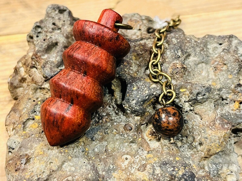 Pendule en bois de Redheart