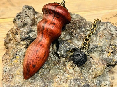 Pendule en bois de Redheart