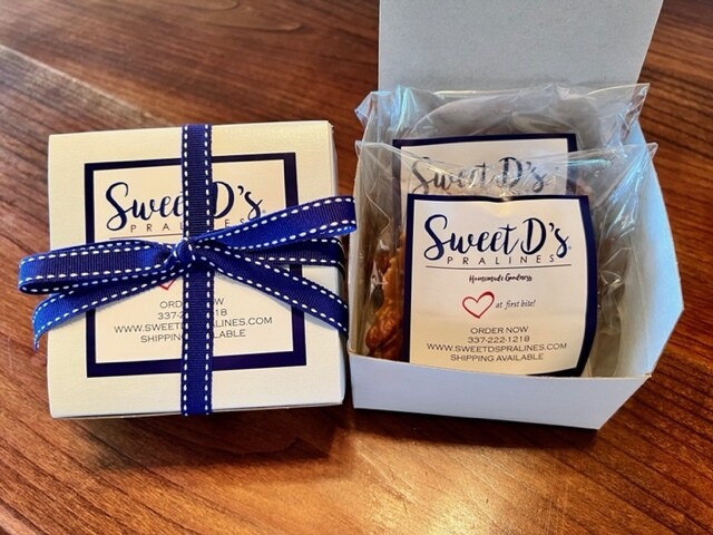 Favor box of 2 pralines with gift wrap