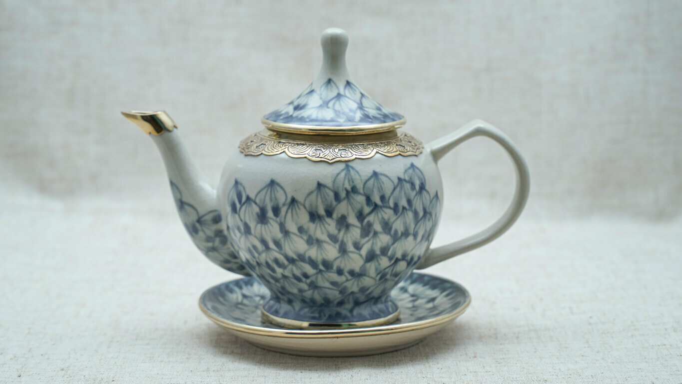 Ceramic teapot "Lotus petal"