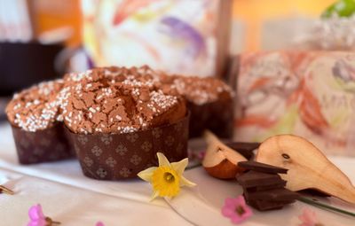 COLOMBA ALLE PERE E CIOCCOLATO, GLASSA ALLE NOCCIOLE